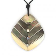 Mother-of-Pearl pendant and 4 Tahitian Keishis
