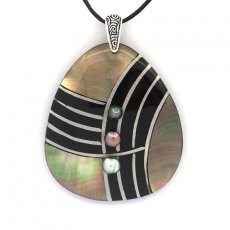 Mother-of-Pearl pendant and 3 Tahitian Keishis